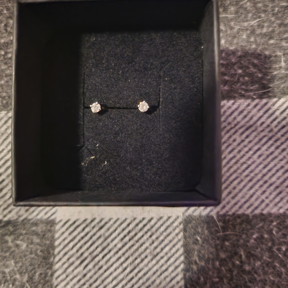 Real diamond searching studs with screw in backs white gold